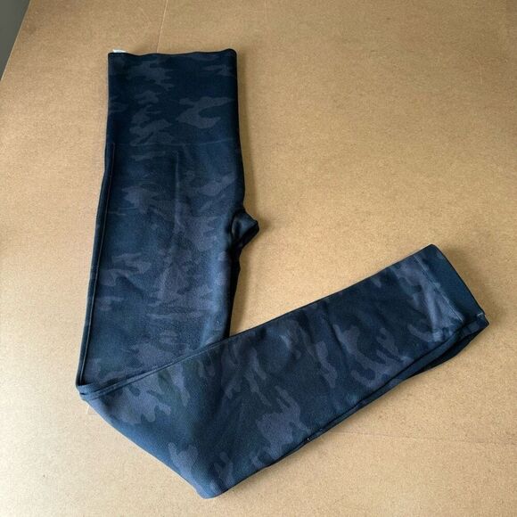 Spanx Look at Me Now Seamless Leggings M Camo - Picture 9 of 9